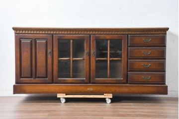 中古　美品　静岡老舗家具メーカー　IDF太田長　栗材　アトランタ(ATLANTA)　上品な彫刻デザインと多機能収納が魅力のサイドボード(サイドキャビネット、収納棚、戸棚)(R-084129)