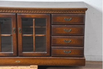 中古　美品　静岡老舗家具メーカー　IDF太田長　栗材　アトランタ(ATLANTA)　上品な彫刻デザインと多機能収納が魅力のサイドボード(サイドキャビネット、収納棚、戸棚)(R-084129)