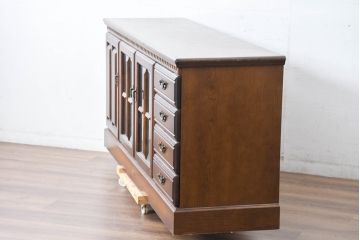 中古　美品　静岡老舗家具メーカー　IDF太田長　栗材　アトランタ(ATLANTA)　上品な彫刻デザインと多機能収納が魅力のサイドボード(サイドキャビネット、収納棚、戸棚)(R-084129)