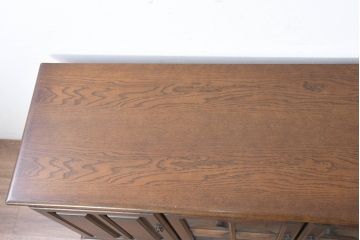 中古　美品　静岡老舗家具メーカー　IDF太田長　栗材　アトランタ(ATLANTA)　上品な彫刻デザインと多機能収納が魅力のサイドボード(サイドキャビネット、収納棚、戸棚)(R-084129)