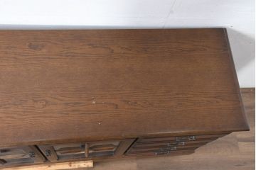 中古　美品　静岡老舗家具メーカー　IDF太田長　栗材　アトランタ(ATLANTA)　上品な彫刻デザインと多機能収納が魅力のサイドボード(サイドキャビネット、収納棚、戸棚)(R-084129)