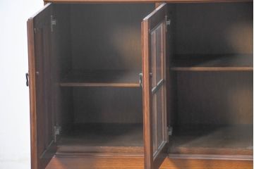 中古　美品　静岡老舗家具メーカー　IDF太田長　栗材　アトランタ(ATLANTA)　上品な彫刻デザインと多機能収納が魅力のサイドボード(サイドキャビネット、収納棚、戸棚)(R-084129)