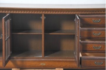 中古　美品　静岡老舗家具メーカー　IDF太田長　栗材　アトランタ(ATLANTA)　上品な彫刻デザインと多機能収納が魅力のサイドボード(サイドキャビネット、収納棚、戸棚)(R-084129)