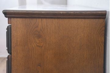 中古　美品　静岡老舗家具メーカー　IDF太田長　栗材　アトランタ(ATLANTA)　上品な彫刻デザインと多機能収納が魅力のサイドボード(サイドキャビネット、収納棚、戸棚)(R-084129)