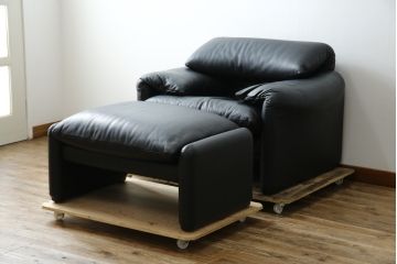 中古　美品　Cassina(カッシーナ)　675　MARALUNGA(マラルンガ)　本革(レザー)　洗練されたモダンデザインと極上の座り心地を兼ね備えた1人掛けソファ+オットマンのセット(ハイバック/ローバック、アームソファ、チェア、椅子、イス、一人掛け、1P、フットスツール)(定価約150万円)(R-084130)