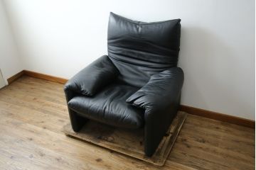 中古　美品　Cassina(カッシーナ)　675　MARALUNGA(マラルンガ)　本革(レザー)　洗練されたモダンデザインと極上の座り心地を兼ね備えた1人掛けソファ+オットマンのセット(ハイバック/ローバック、アームソファ、チェア、椅子、イス、一人掛け、1P、フットスツール)(定価約150万円)(R-084130)