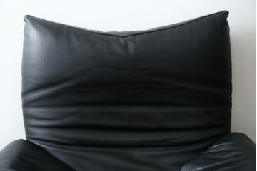 中古　美品　Cassina(カッシーナ)　675　MARALUNGA(マラルンガ)　本革(レザー)　洗練されたモダンデザインと極上の座り心地を兼ね備えた1人掛けソファ+オットマンのセット(ハイバック/ローバック、アームソファ、チェア、椅子、イス、一人掛け、1P、フットスツール)(定価約150万円)(R-084130)