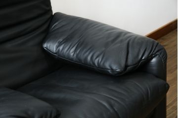 中古　美品　Cassina(カッシーナ)　675　MARALUNGA(マラルンガ)　本革(レザー)　洗練されたモダンデザインと極上の座り心地を兼ね備えた1人掛けソファ+オットマンのセット(ハイバック/ローバック、アームソファ、チェア、椅子、イス、一人掛け、1P、フットスツール)(定価約150万円)(R-084130)