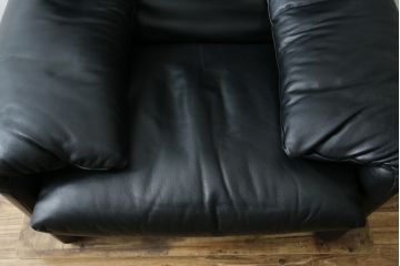 中古　美品　Cassina(カッシーナ)　675　MARALUNGA(マラルンガ)　本革(レザー)　洗練されたモダンデザインと極上の座り心地を兼ね備えた1人掛けソファ+オットマンのセット(ハイバック/ローバック、アームソファ、チェア、椅子、イス、一人掛け、1P、フットスツール)(定価約150万円)(R-084130)
