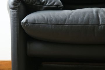 中古　美品　Cassina(カッシーナ)　675　MARALUNGA(マラルンガ)　本革(レザー)　洗練されたモダンデザインと極上の座り心地を兼ね備えた1人掛けソファ+オットマンのセット(ハイバック/ローバック、アームソファ、チェア、椅子、イス、一人掛け、1P、フットスツール)(定価約150万円)(R-084130)