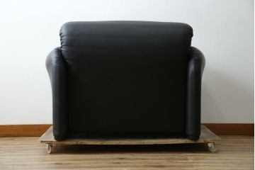 中古　美品　Cassina(カッシーナ)　675　MARALUNGA(マラルンガ)　本革(レザー)　洗練されたモダンデザインと極上の座り心地を兼ね備えた1人掛けソファ+オットマンのセット(ハイバック/ローバック、アームソファ、チェア、椅子、イス、一人掛け、1P、フットスツール)(定価約150万円)(R-084130)