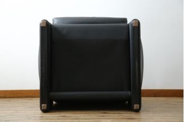 中古　美品　Cassina(カッシーナ)　675　MARALUNGA(マラルンガ)　本革(レザー)　洗練されたモダンデザインと極上の座り心地を兼ね備えた1人掛けソファ+オットマンのセット(ハイバック/ローバック、アームソファ、チェア、椅子、イス、一人掛け、1P、フットスツール)(定価約150万円)(R-084130)