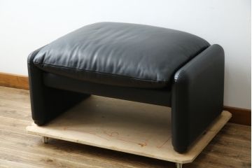 中古　美品　Cassina(カッシーナ)　675　MARALUNGA(マラルンガ)　本革(レザー)　洗練されたモダンデザインと極上の座り心地を兼ね備えた1人掛けソファ+オットマンのセット(ハイバック/ローバック、アームソファ、チェア、椅子、イス、一人掛け、1P、フットスツール)(定価約150万円)(R-084130)