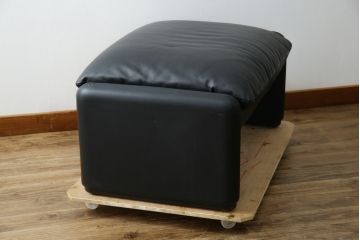 中古　美品　Cassina(カッシーナ)　675　MARALUNGA(マラルンガ)　本革(レザー)　洗練されたモダンデザインと極上の座り心地を兼ね備えた1人掛けソファ+オットマンのセット(ハイバック/ローバック、アームソファ、チェア、椅子、イス、一人掛け、1P、フットスツール)(定価約150万円)(R-084130)