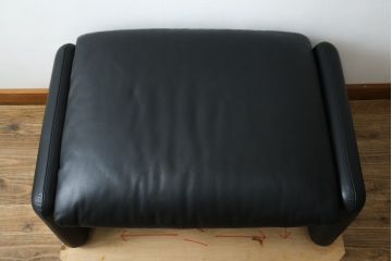 中古　美品　Cassina(カッシーナ)　675　MARALUNGA(マラルンガ)　本革(レザー)　洗練されたモダンデザインと極上の座り心地を兼ね備えた1人掛けソファ+オットマンのセット(ハイバック/ローバック、アームソファ、チェア、椅子、イス、一人掛け、1P、フットスツール)(定価約150万円)(R-084130)