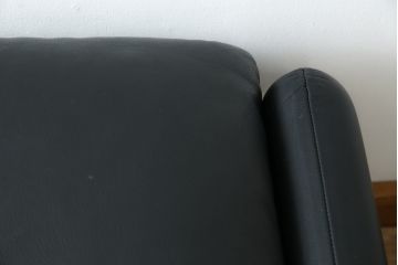 中古　美品　Cassina(カッシーナ)　675　MARALUNGA(マラルンガ)　本革(レザー)　洗練されたモダンデザインと極上の座り心地を兼ね備えた1人掛けソファ+オットマンのセット(ハイバック/ローバック、アームソファ、チェア、椅子、イス、一人掛け、1P、フットスツール)(定価約150万円)(R-084130)