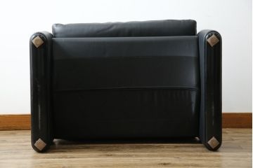 中古　美品　Cassina(カッシーナ)　675　MARALUNGA(マラルンガ)　本革(レザー)　洗練されたモダンデザインと極上の座り心地を兼ね備えた1人掛けソファ+オットマンのセット(ハイバック/ローバック、アームソファ、チェア、椅子、イス、一人掛け、1P、フットスツール)(定価約150万円)(R-084130)