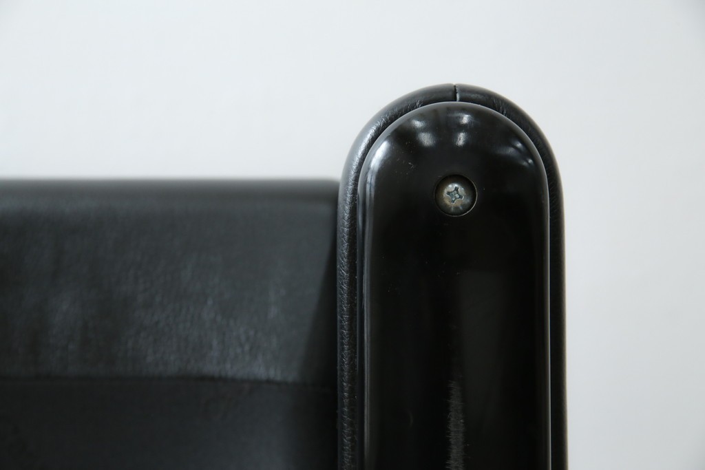 中古　美品　Cassina(カッシーナ)　675　MARALUNGA(マラルンガ)　本革(レザー)　洗練されたモダンデザインと極上の座り心地を兼ね備えた1人掛けソファ+オットマンのセット　定価約150万円　(R-084130)