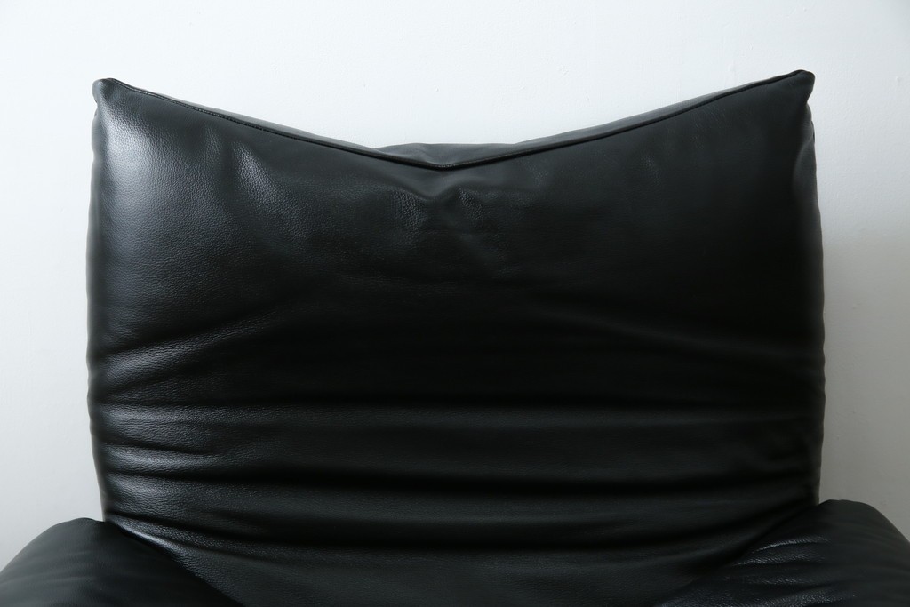 中古　美品　Cassina(カッシーナ)　675　MARALUNGA(マラルンガ)　本革(レザー)　洗練されたモダンデザインと極上の座り心地を兼ね備えた1人掛けソファ+オットマンのセット　定価約150万円　(R-084130)