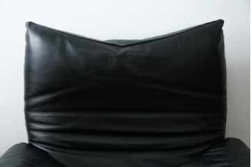 中古　美品　Cassina(カッシーナ)　675　MARALUNGA(マラルンガ)　本革(レザー)　洗練されたモダンデザインと極上の座り心地を兼ね備えた1人掛けソファ+オットマンのセット　定価約150万円　(R-084130)