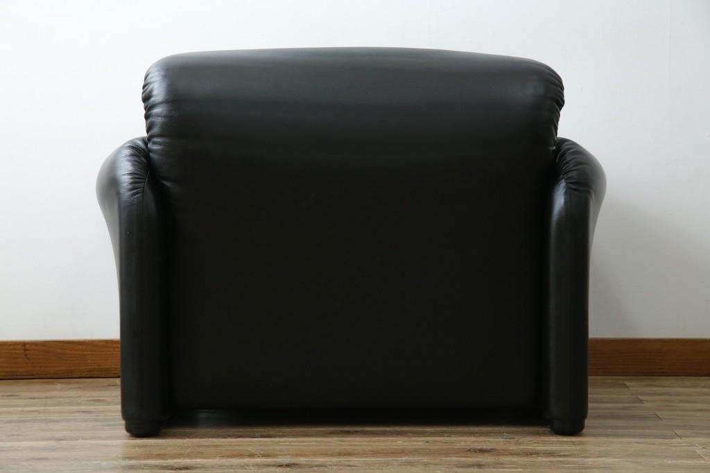 中古　美品　Cassina(カッシーナ)　675　MARALUNGA(マラルンガ)　本革(レザー)　洗練されたモダンデザインと極上の座り心地を兼ね備えた1人掛けソファ+オットマンのセット　定価約150万円　(R-084130)