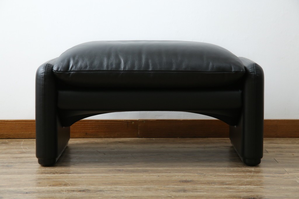 中古　美品　Cassina(カッシーナ)　675　MARALUNGA(マラルンガ)　本革(レザー)　洗練されたモダンデザインと極上の座り心地を兼ね備えた1人掛けソファ+オットマンのセット　定価約150万円　(R-084130)