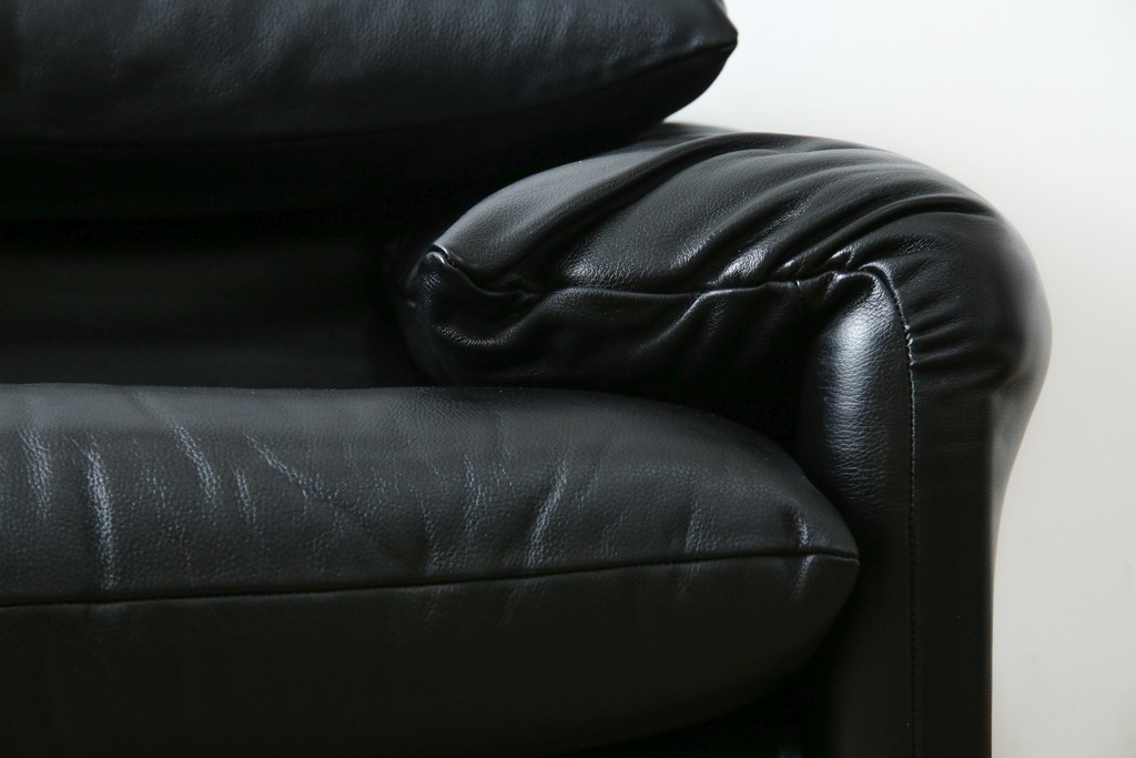 中古　美品　Cassina(カッシーナ)　675　MARALUNGA(マラルンガ)　本革(レザー)　洗練されたモダンデザインと極上の座り心地を兼ね備えた1人掛けソファ+オットマンのセット　定価約150万円　(R-084130)