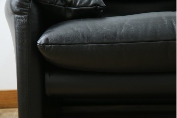 中古　美品　Cassina(カッシーナ)　675　MARALUNGA(マラルンガ)　本革(レザー)　洗練されたモダンデザインと極上の座り心地を兼ね備えた1人掛けソファ+オットマンのセット　定価約150万円　(R-084130)