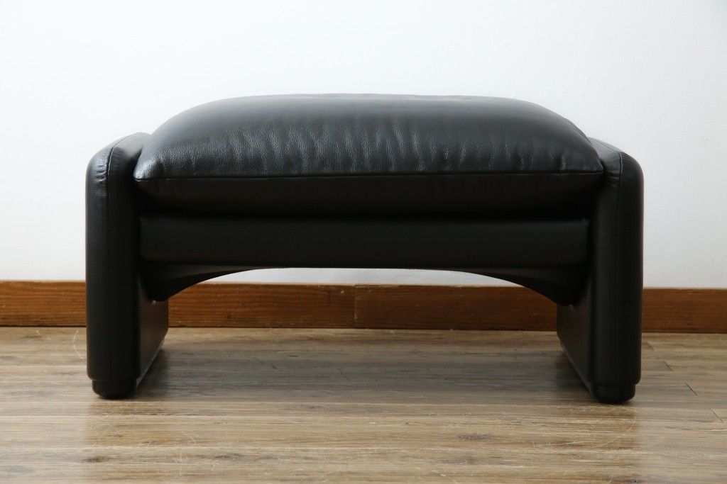 中古　美品　Cassina(カッシーナ)　675　MARALUNGA(マラルンガ)　本革(レザー)　洗練されたモダンデザインと極上の座り心地を兼ね備えた1人掛けソファ+オットマンのセット　定価約150万円　(R-084130)