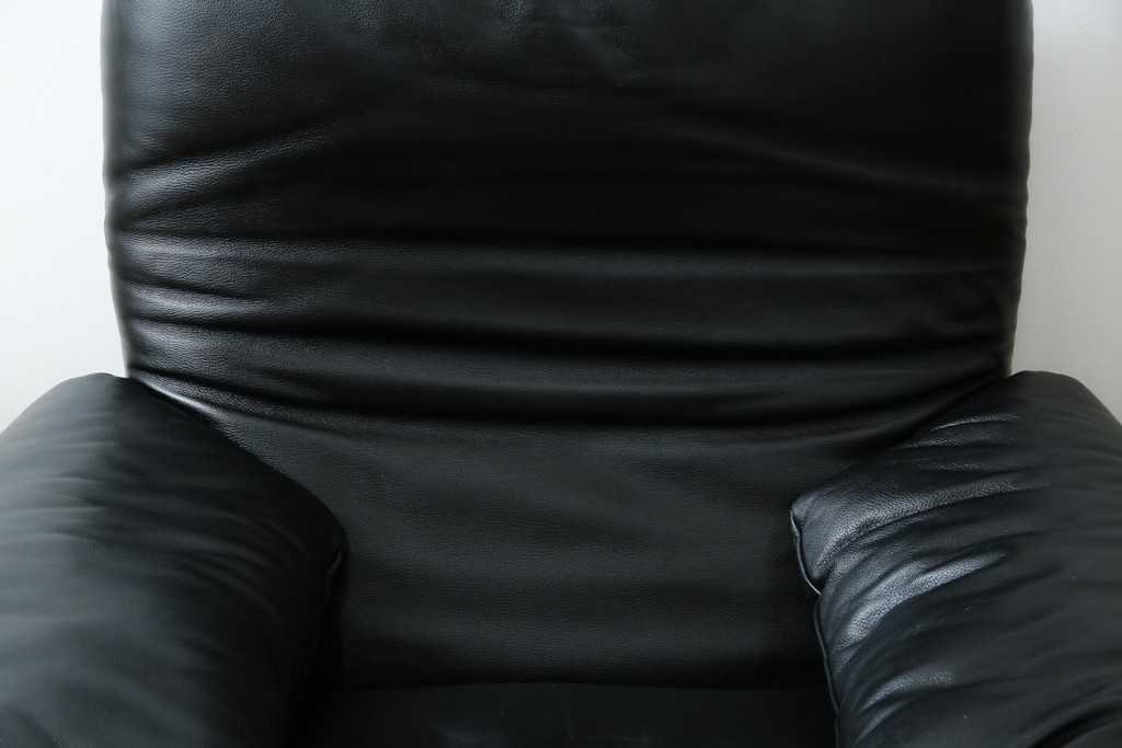 中古　美品　Cassina(カッシーナ)　675　MARALUNGA(マラルンガ)　本革(レザー)　洗練されたモダンデザインと極上の座り心地を兼ね備えた1人掛けソファ+オットマンのセット　定価約150万円　(R-084130)