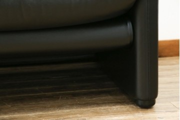 中古　美品　Cassina(カッシーナ)　675　MARALUNGA(マラルンガ)　本革(レザー)　洗練されたモダンデザインと極上の座り心地を兼ね備えた1人掛けソファ+オットマンのセット　定価約150万円　(R-084130)