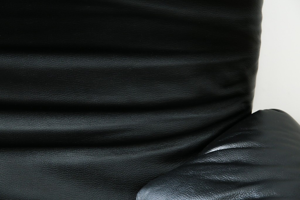 中古　美品　Cassina(カッシーナ)　675　MARALUNGA(マラルンガ)　本革(レザー)　洗練されたモダンデザインと極上の座り心地を兼ね備えた1人掛けソファ+オットマンのセット　定価約150万円　(R-084130)