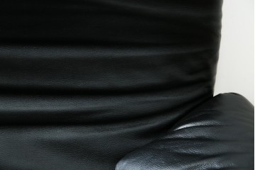 中古　美品　Cassina(カッシーナ)　675　MARALUNGA(マラルンガ)　本革(レザー)　洗練されたモダンデザインと極上の座り心地を兼ね備えた1人掛けソファ+オットマンのセット　定価約150万円　(R-084130)