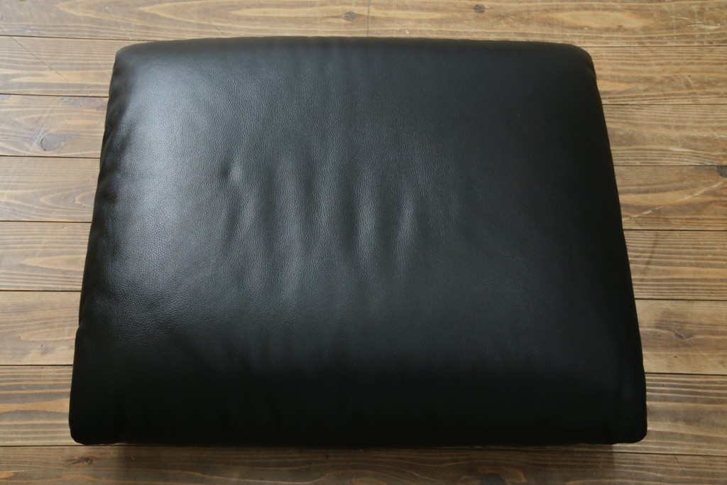 中古　美品　Cassina(カッシーナ)　675　MARALUNGA(マラルンガ)　本革(レザー)　洗練されたモダンデザインと極上の座り心地を兼ね備えた1人掛けソファ+オットマンのセット　定価約150万円　(R-084130)