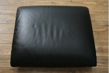 中古　美品　Cassina(カッシーナ)　675　MARALUNGA(マラルンガ)　本革(レザー)　洗練されたモダンデザインと極上の座り心地を兼ね備えた1人掛けソファ+オットマンのセット　定価約150万円　(R-084130)