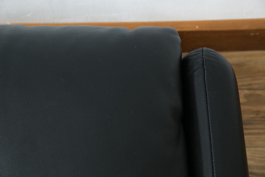 中古　美品　Cassina(カッシーナ)　675　MARALUNGA(マラルンガ)　本革(レザー)　洗練されたモダンデザインと極上の座り心地を兼ね備えた1人掛けソファ+オットマンのセット　定価約150万円　(R-084130)