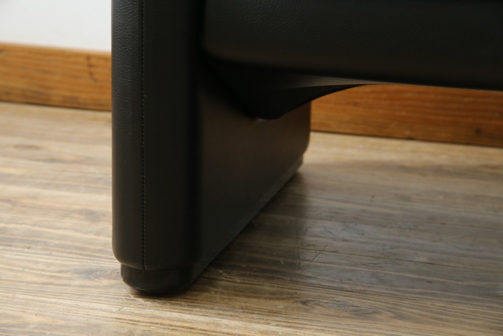 中古　美品　Cassina(カッシーナ)　675　MARALUNGA(マラルンガ)　本革(レザー)　洗練されたモダンデザインと極上の座り心地を兼ね備えた1人掛けソファ+オットマンのセット　定価約150万円　(R-084130)