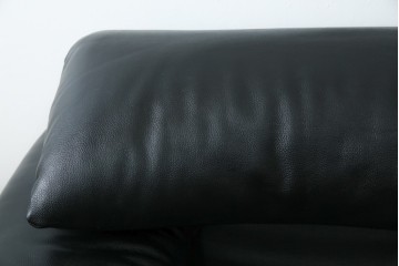 中古　美品　Cassina(カッシーナ)　675　MARALUNGA(マラルンガ)　本革(レザー)　洗練されたモダンデザインと極上の座り心地を兼ね備えた1人掛けソファ+オットマンのセット　定価約150万円　(R-084130)