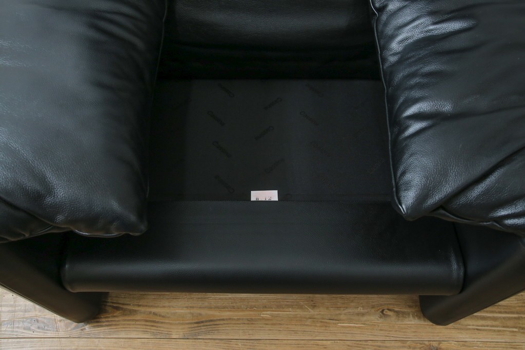 中古　美品　Cassina(カッシーナ)　675　MARALUNGA(マラルンガ)　本革(レザー)　洗練されたモダンデザインと極上の座り心地を兼ね備えた1人掛けソファ+オットマンのセット　定価約150万円　(R-084130)