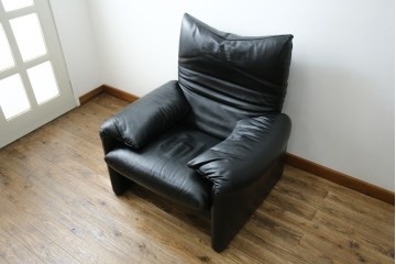 中古　美品　Cassina(カッシーナ)　675　MARALUNGA(マラルンガ)　本革(レザー)　洗練されたモダンデザインと極上の座り心地を兼ね備えた1人掛けソファ+オットマンのセット　定価約150万円　(R-084130)