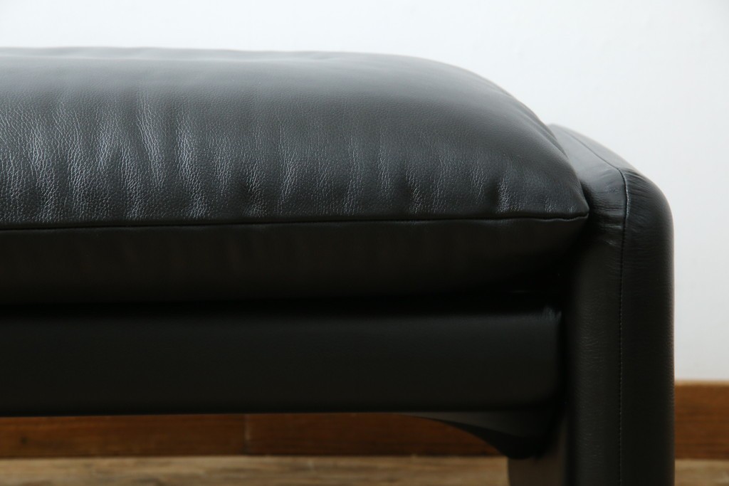 中古　美品　Cassina(カッシーナ)　675　MARALUNGA(マラルンガ)　本革(レザー)　洗練されたモダンデザインと極上の座り心地を兼ね備えた1人掛けソファ+オットマンのセット　定価約150万円　(R-084130)
