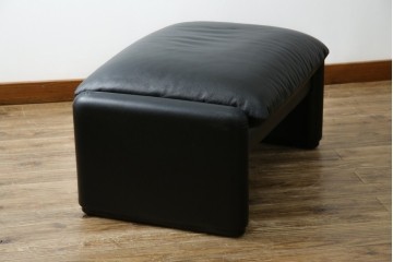 中古　美品　Cassina(カッシーナ)　675　MARALUNGA(マラルンガ)　本革(レザー)　洗練されたモダンデザインと極上の座り心地を兼ね備えた1人掛けソファ+オットマンのセット　定価約150万円　(R-084130)