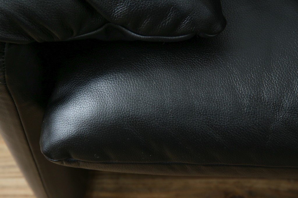 中古　美品　Cassina(カッシーナ)　675　MARALUNGA(マラルンガ)　本革(レザー)　洗練されたモダンデザインと極上の座り心地を兼ね備えた1人掛けソファ+オットマンのセット　定価約150万円　(R-084130)