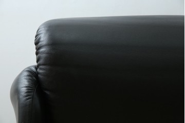 中古　美品　Cassina(カッシーナ)　675　MARALUNGA(マラルンガ)　本革(レザー)　洗練されたモダンデザインと極上の座り心地を兼ね備えた1人掛けソファ+オットマンのセット　定価約150万円　(R-084130)