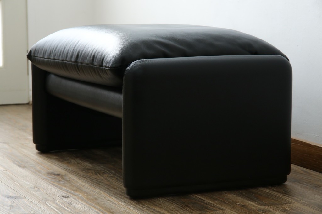 中古　美品　Cassina(カッシーナ)　675　MARALUNGA(マラルンガ)　本革(レザー)　洗練されたモダンデザインと極上の座り心地を兼ね備えた1人掛けソファ+オットマンのセット　定価約150万円　(R-084130)