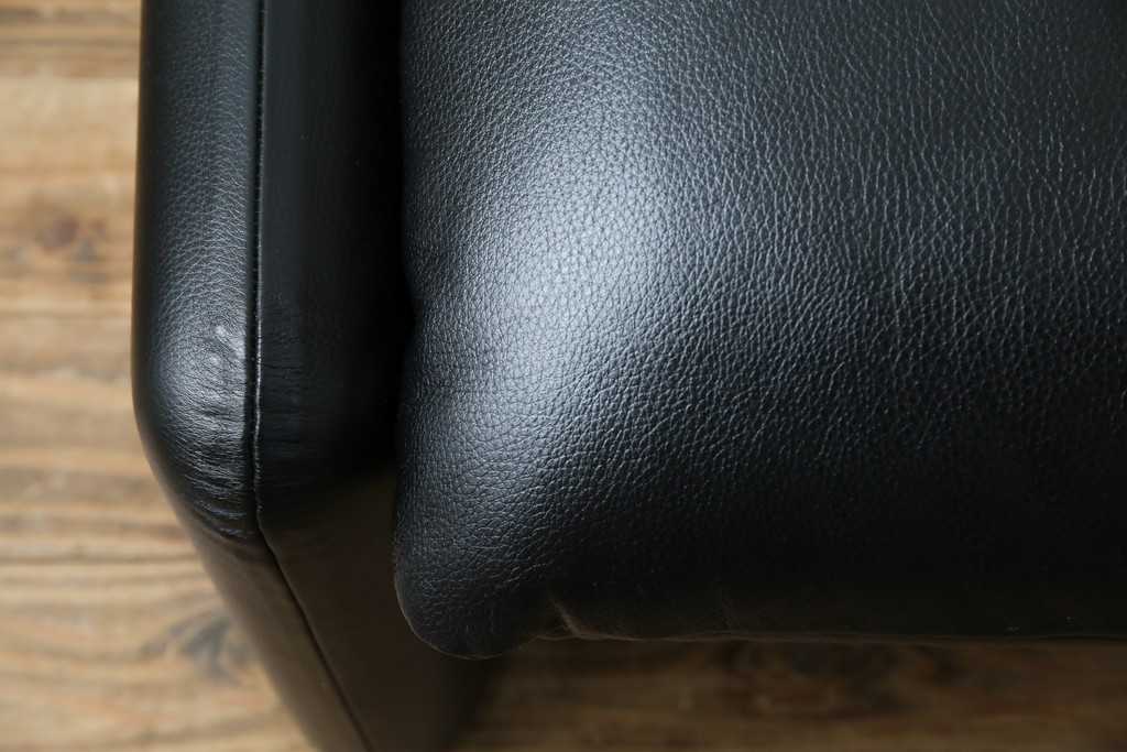 中古　美品　Cassina(カッシーナ)　675　MARALUNGA(マラルンガ)　本革(レザー)　洗練されたモダンデザインと極上の座り心地を兼ね備えた1人掛けソファ+オットマンのセット　定価約150万円　(R-084130)