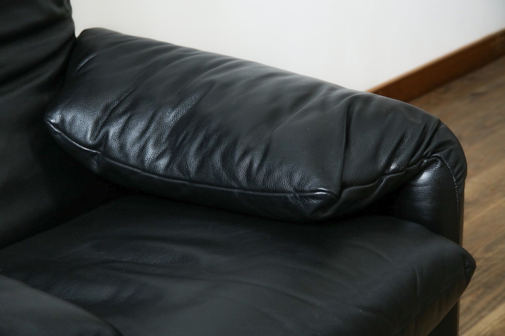 中古　美品　Cassina(カッシーナ)　675　MARALUNGA(マラルンガ)　本革(レザー)　洗練されたモダンデザインと極上の座り心地を兼ね備えた1人掛けソファ+オットマンのセット　定価約150万円　(R-084130)