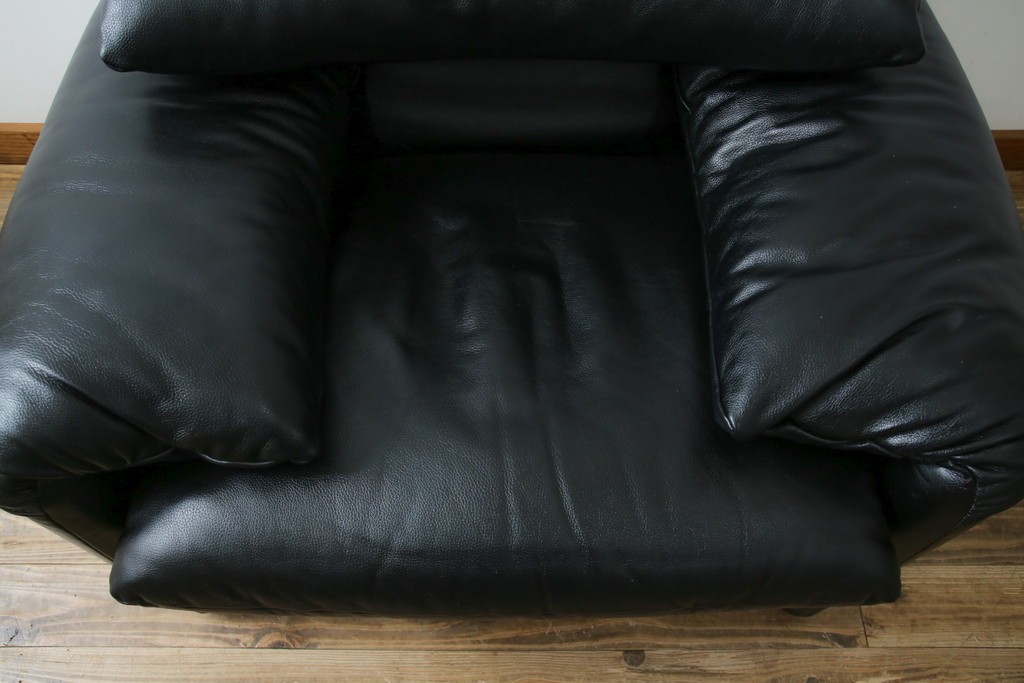 中古　美品　Cassina(カッシーナ)　675　MARALUNGA(マラルンガ)　本革(レザー)　洗練されたモダンデザインと極上の座り心地を兼ね備えた1人掛けソファ+オットマンのセット　定価約150万円　(R-084130)