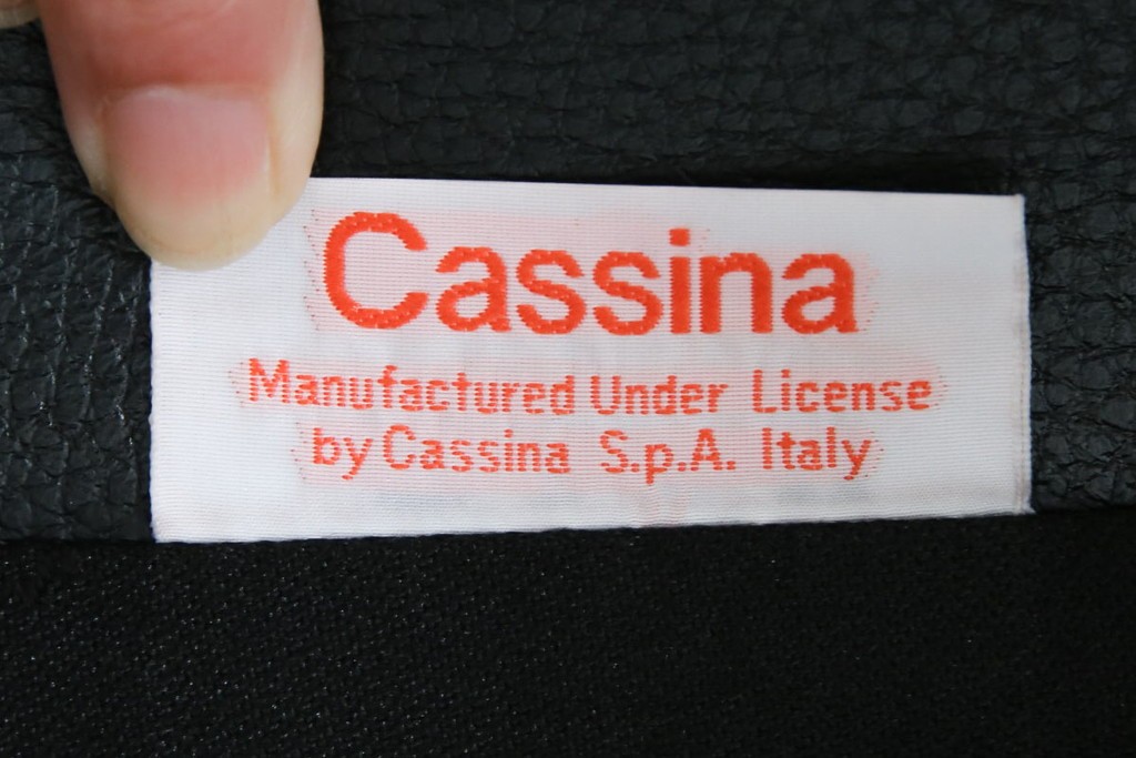 中古　美品　Cassina(カッシーナ)　675　MARALUNGA(マラルンガ)　本革(レザー)　洗練されたモダンデザインと極上の座り心地を兼ね備えた1人掛けソファ+オットマンのセット　定価約150万円　(R-084130)