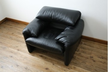 中古　美品　Cassina(カッシーナ)　675　MARALUNGA(マラルンガ)　本革(レザー)　洗練されたモダンデザインと極上の座り心地を兼ね備えた1人掛けソファ+オットマンのセット　定価約150万円　(R-084130)